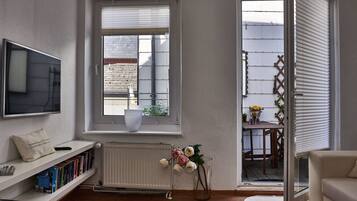 TV, DVD player, books, stereo