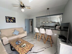 Una sala de estar moderna con un sofá, una mesa de centro y sillones.