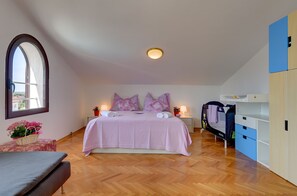 5 Schlafzimmer, Zimmersafe, BĂŒgeleisen/BĂŒgelbrett, WLAN