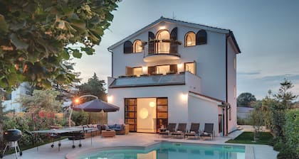 Villa in Fazana, familienfreundlich, am Meer, beheizter Pool, bis 9 Personen