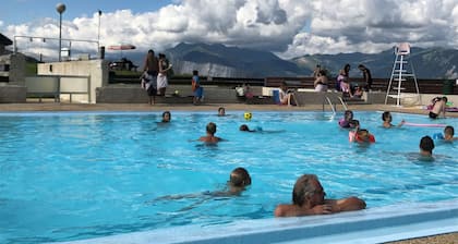 10 pers ideal famille , centre station ski aux pieds sur piste principale đâ·ïžâïž