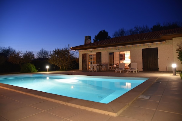 Maison et piscine de nuit