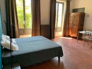 6 habitaciones, tabla de planchar con plancha y cuna de viaje 
