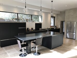 Kühlschrank, Mikrowelle, Ofen, Herdplatte