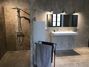 Tina con regadera, secadora de cabello, jabón, papel de baño 