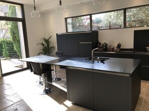 Kühlschrank, Mikrowelle, Ofen, Herdplatte