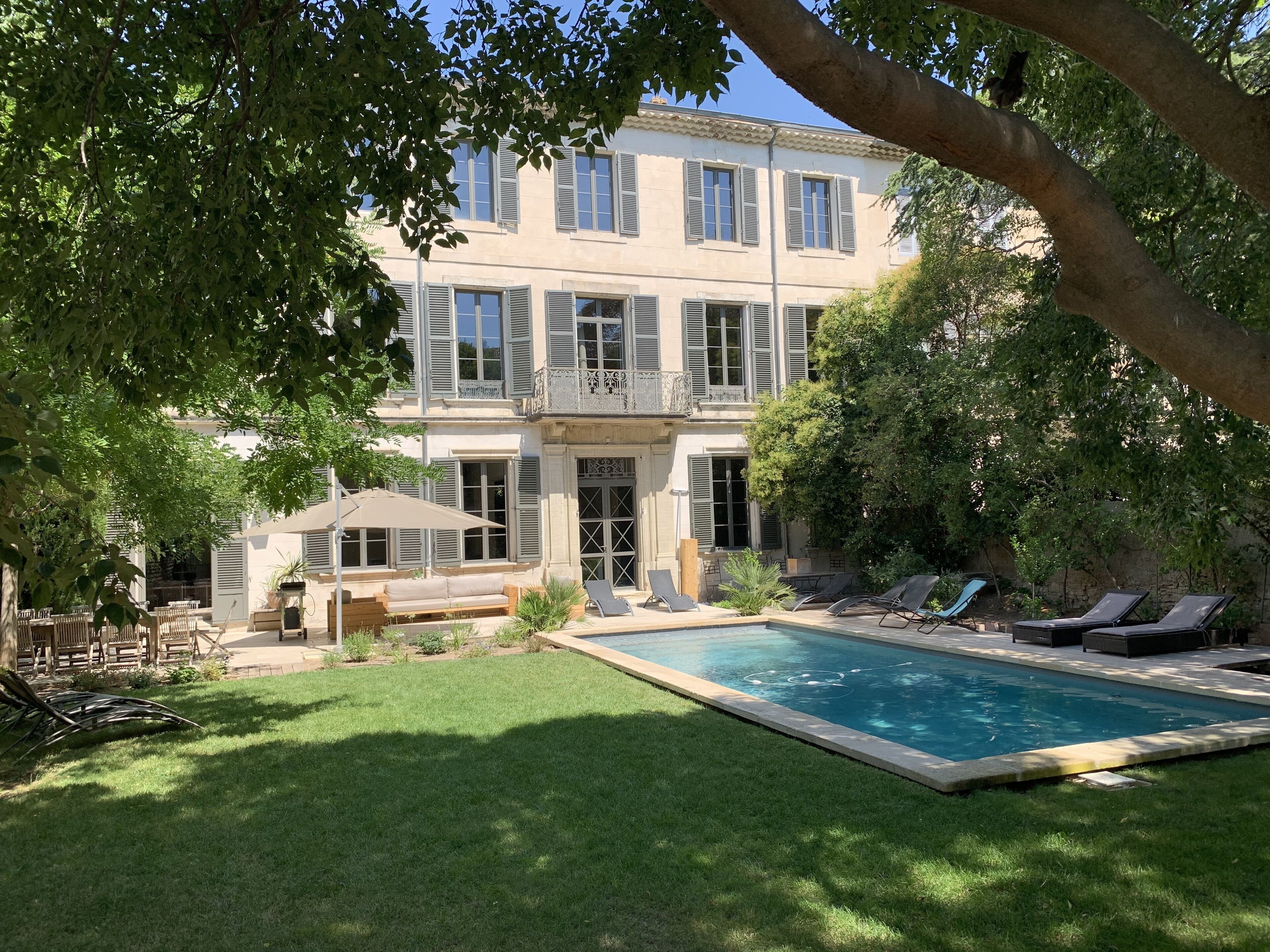 Utomhuspool och uppvärmd pool