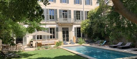 Utomhuspool och uppvärmd pool