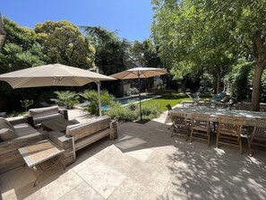 Outdoor dining - Private mansion with bucolic garden in the heart of the city.  (Carpentras)