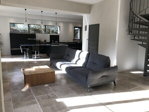 Smart-TV, Tischfußball, Tischtennisplatte, Bücher