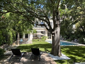 Outdoor pool, a heated pool - Private mansion with bucolic garden in the heart of the city.  (Carpentras)