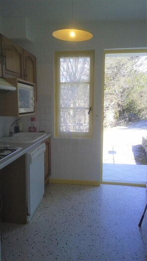 Microwave, dishwasher, coffee/tea maker, toaster