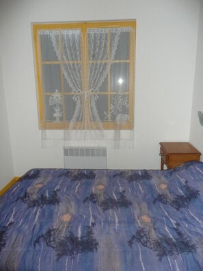 1 chambre, fer et planche à repasser, draps fournis