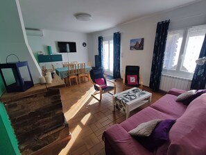 Téléviseur connecté, foyer, console de jeux vidéo, lecteur de DVD