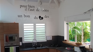 Une cuisine moderne avec des meubles en bois, un four encastré et un grand îlot central.