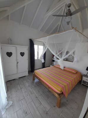 3 habitaciones, tabla de planchar con plancha y cuna de viaje 