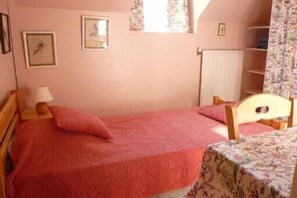 7 dormitorios y tabla de planchar con plancha