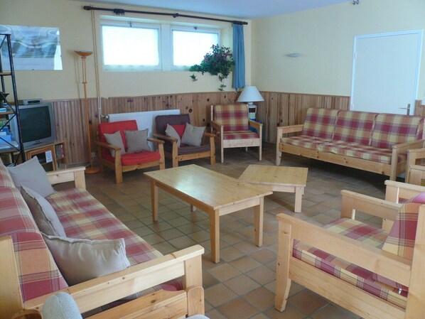 Reproductor de DVD, tenis de mesa y libros 