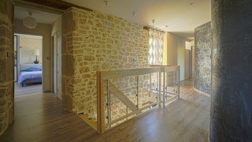 5 habitaciones, escritorio y tabla de planchar con plancha