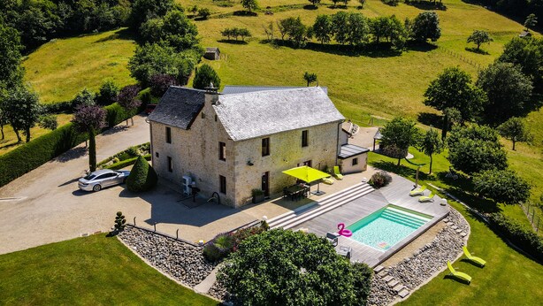 A stone house with a swimming pool, surrounded by a well-maintained lawn and trees. - 5-star villa with a pool available from August 29 to September 5 (Sainte Eulalie d'Olt)