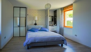 5 chambres, bureau, fer et planche à repasser, lit parapluie