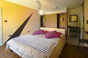 5 slaapkamers, een bureau, een strijkplank/strijkijzer, reisbedje