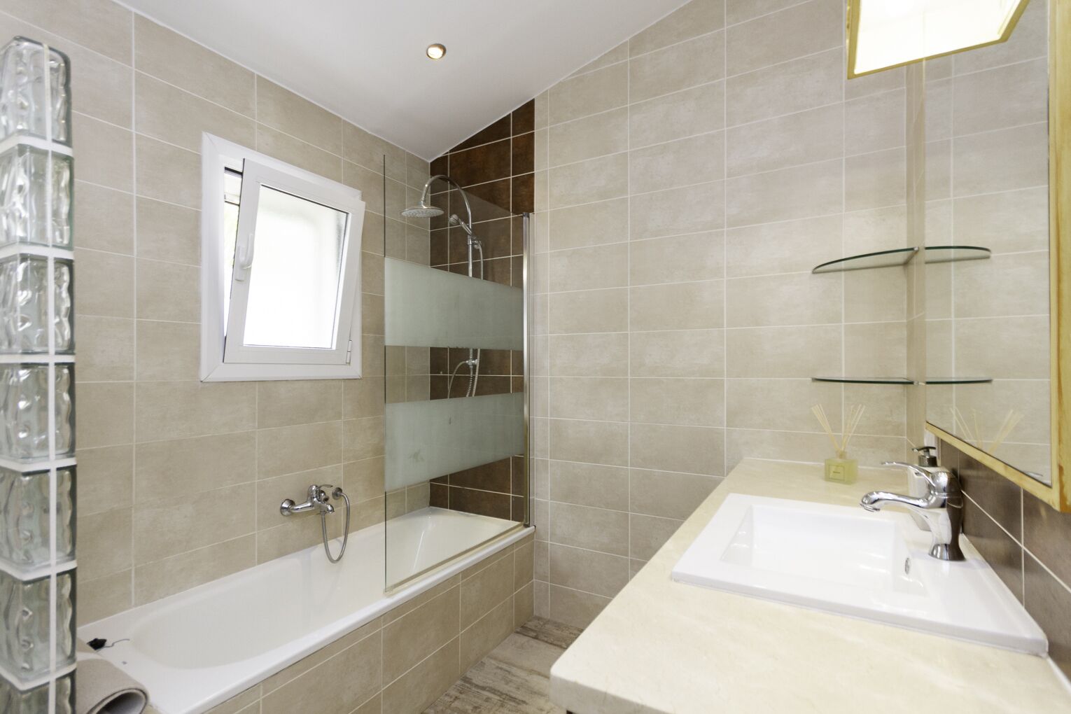 Salle de bain avec baignoire  et WC