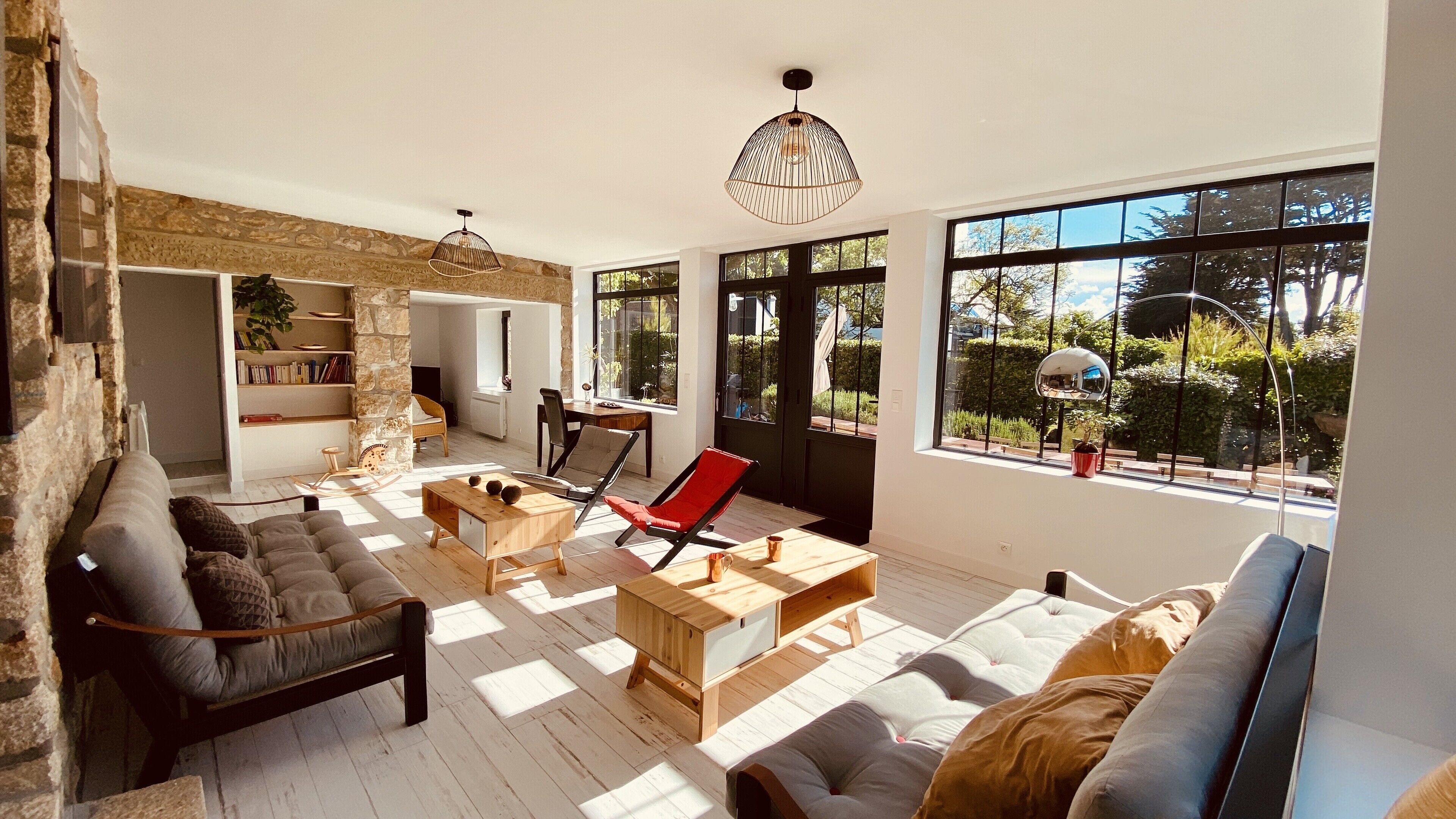 Charming fully renovated sea view house of 220 m²