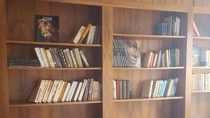 A wooden bookshelf filled with books. - Aviva (95 m2 apartment with terrace) (Huningue)