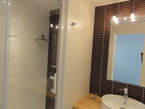 Baignoire, sèche-cheveux, serviettes fournies, savon