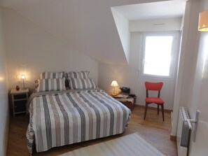 3 chambres, bureau, fer et planche à repasser, lit parapluie