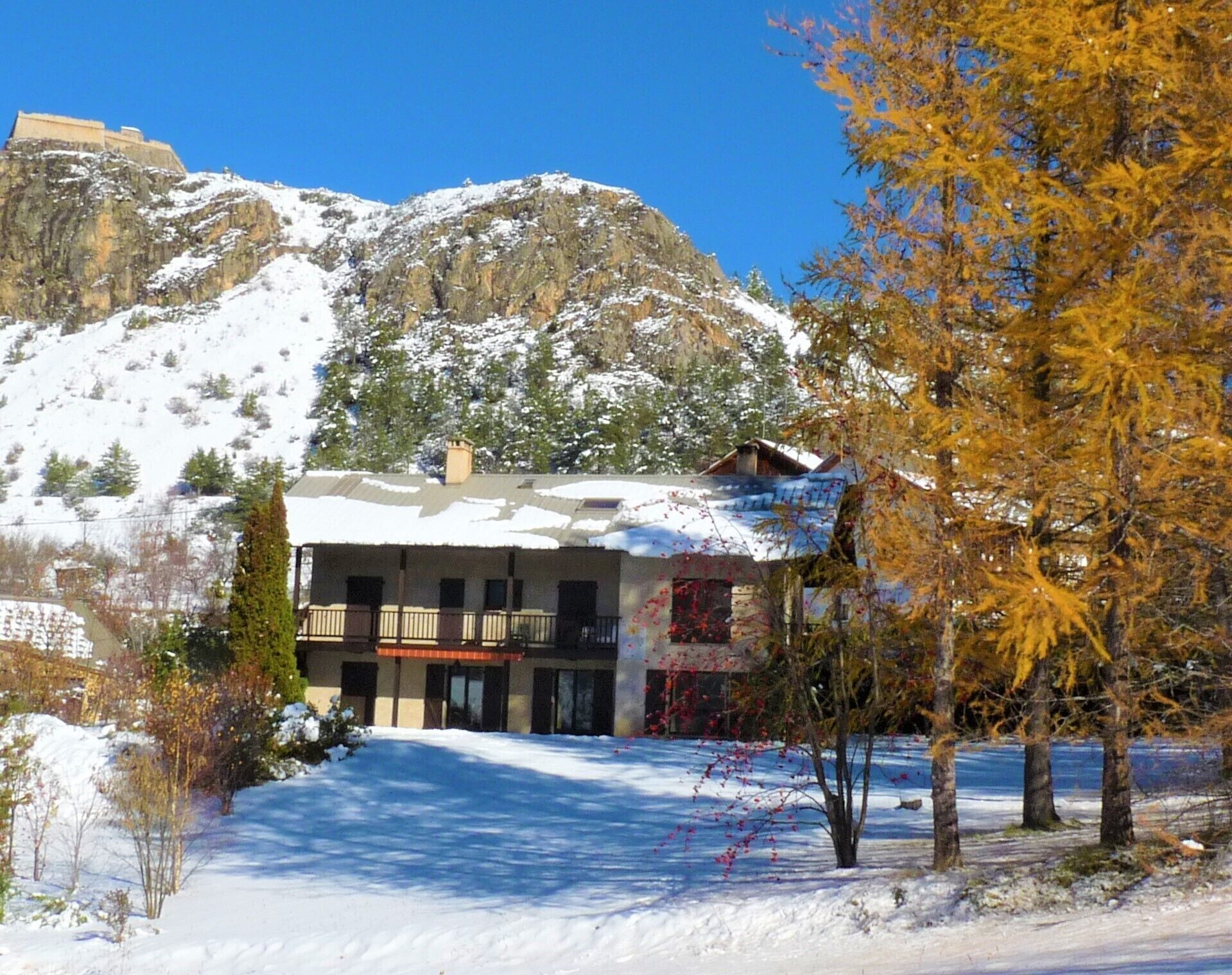 La maison côté sud vue sous la neige.