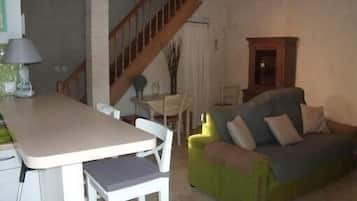 Televisie, een tafeltennistafel en boeken