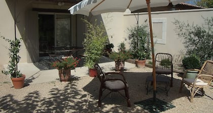 CASA CON ENCANTO CON PISCINA AL PIE DE ALPIILES EN EYGALIERES