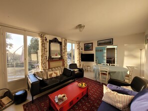 TV, peis, DVD-spiller og bøker