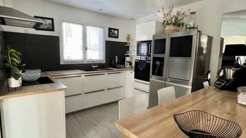 Réfrigérateur, micro-ondes, four, plaque de cuisson