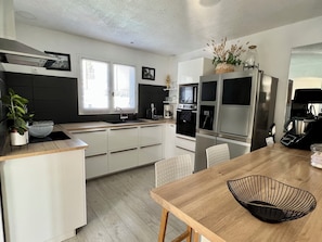 Réfrigérateur, micro-ondes, four, plaque de cuisson