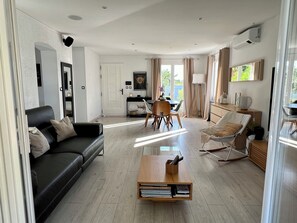 TV connectée, jeux vidéo, lecteur de DVD, livres