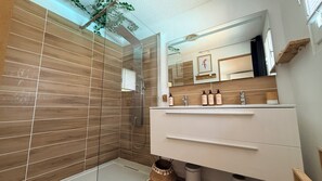 Bathtub, hair dryer, towels, soap - House with private pool, Jacuzzi and air conditioning near Nîmes Arles Camargue and sea! (Garons)