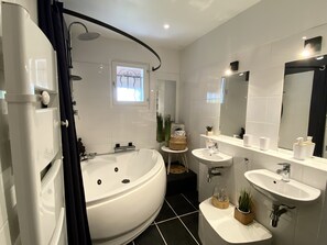 Bathtub, hair dryer, towels, soap - House with private pool, Jacuzzi and air conditioning near Nîmes Arles Camargue and sea! (Garons)