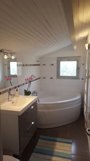 Kylpyamme, hiustenkuivaaja, pyyhkeet, saippua