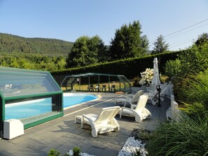 Beheizter Pool, Liegestühle