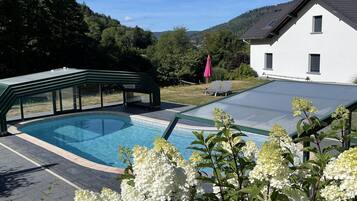 Piscine chauffée, chaises longues