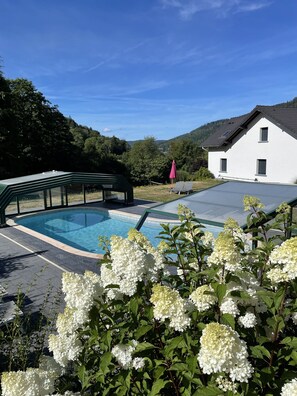 Una piscina climatizada, tumbonas