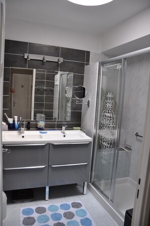 Dusche, Haartrockner, Toilettenpapier