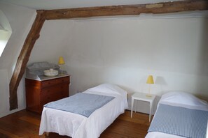 2 bedrooms, iron/ironing board, free WiFi