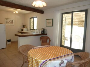 Dining - Charming stone cottage-Gordes- Air conditionner. Shared pool/ 2 houses 10x5 m (Gordes)