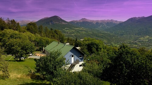 T3 attic with private garden, air-conditioned Tennis court, EV terminal in a 2-hectare park.