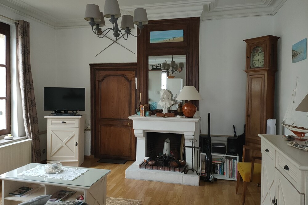 2P. any comfort-48m2 + garden. Beach, port, shops and castle 5 minutes walk