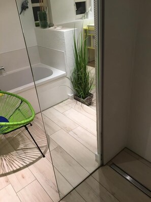 Bañera, toallas, papel higiénico